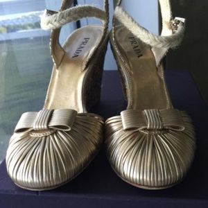 Prada Gold Callaturkeer Wedges